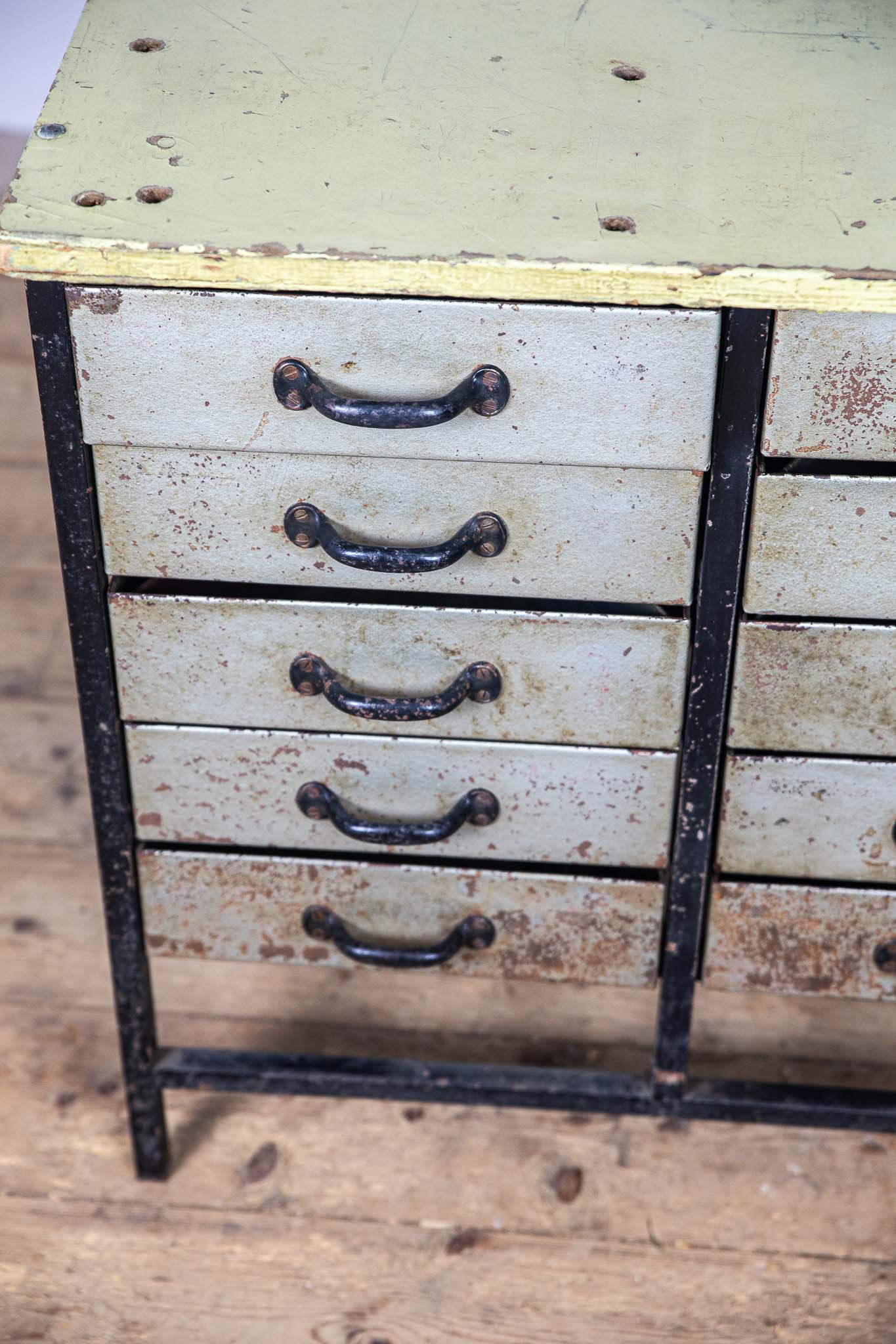 Metal drawers cabinet