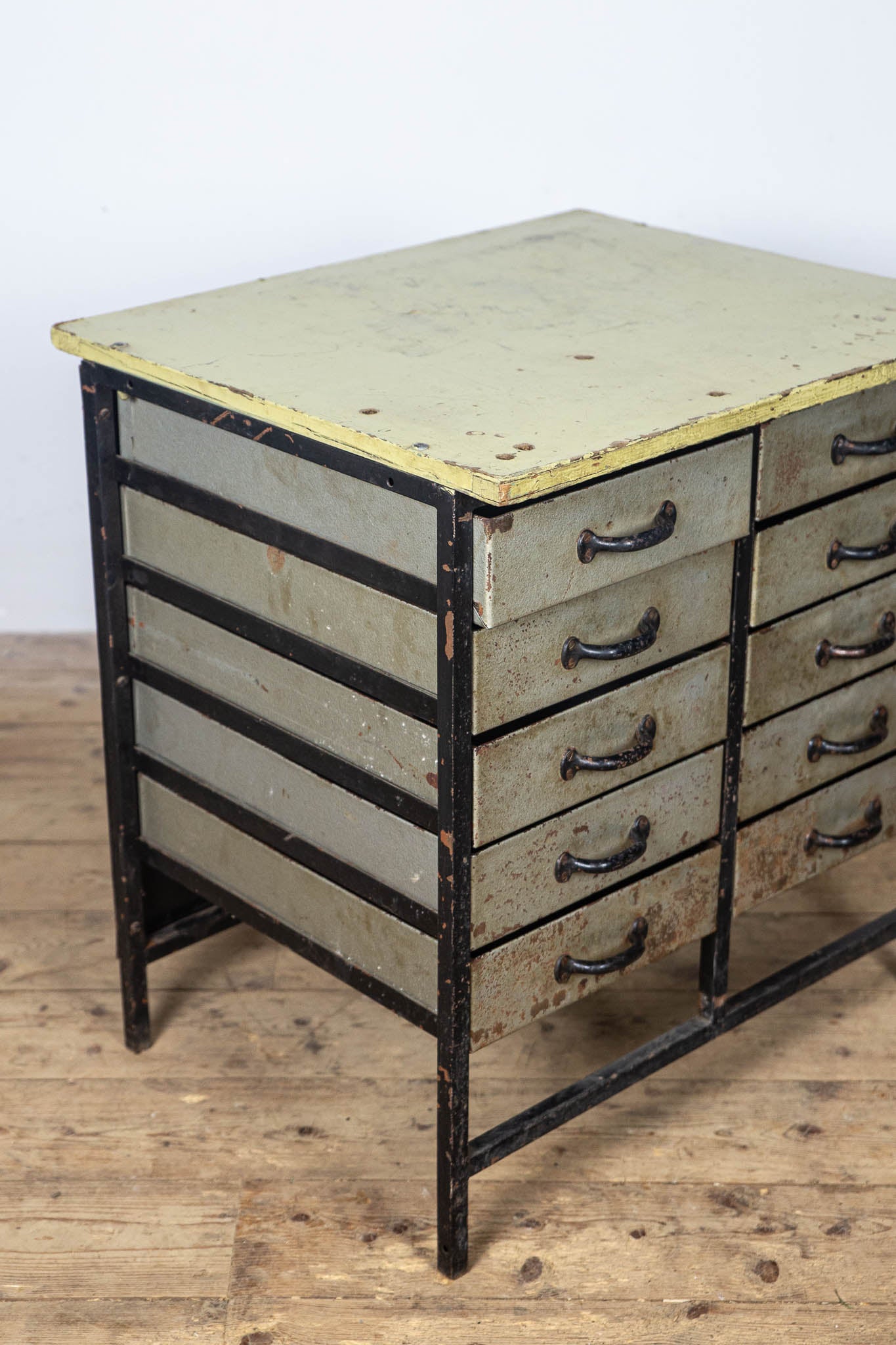 Metal drawers cabinet